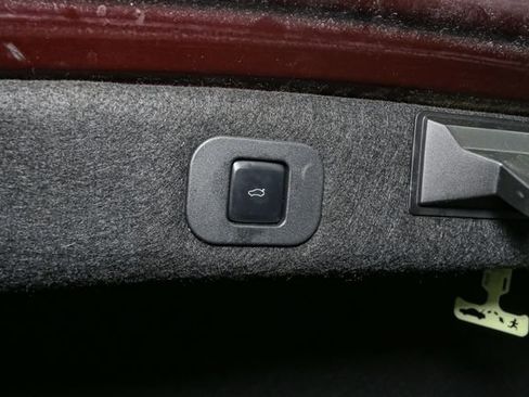 Used 2018 Lincoln Continental Select image 11