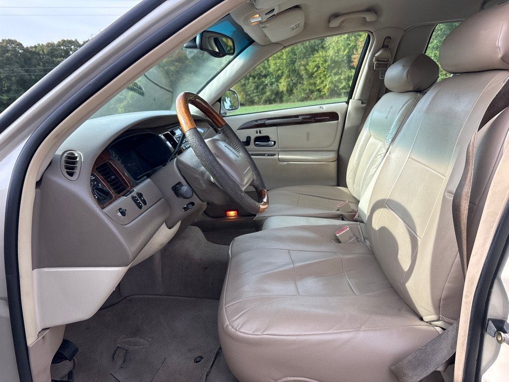 Used 2002 Lincoln Town Car Cartier L RWD image 11