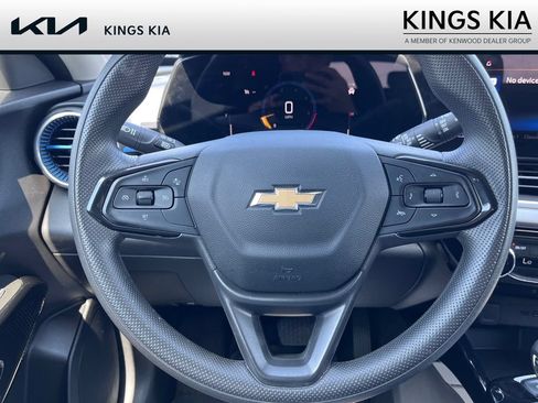 Used 2024 Chevrolet Trax LT FWD image 12