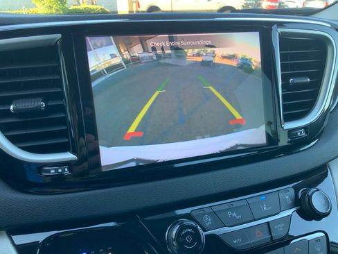 Certified 2024 Chrysler Pacifica Touring-L FWD image 22