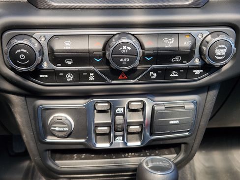 Used 2020 Jeep Gladiator Overland AWD/4WD image 22
