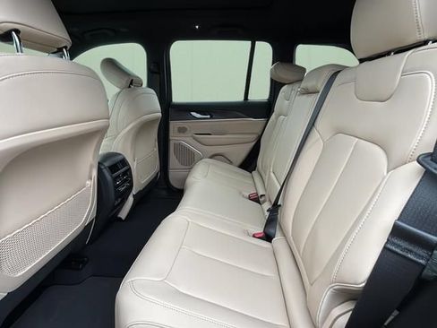 Used 2025 Jeep Grand Cherokee Limited AWD/4WD image 23