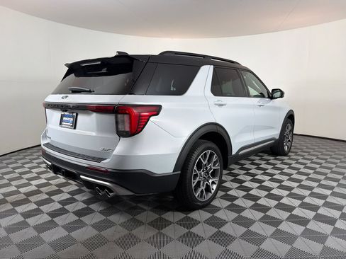 Used 2025 Ford Explorer Platinum w/ Ultimate Package AWD/4WD image 3