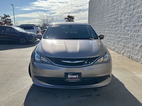 Used 2017 Chrysler Pacifica Touring w/ Tire & Wheel Group image 2