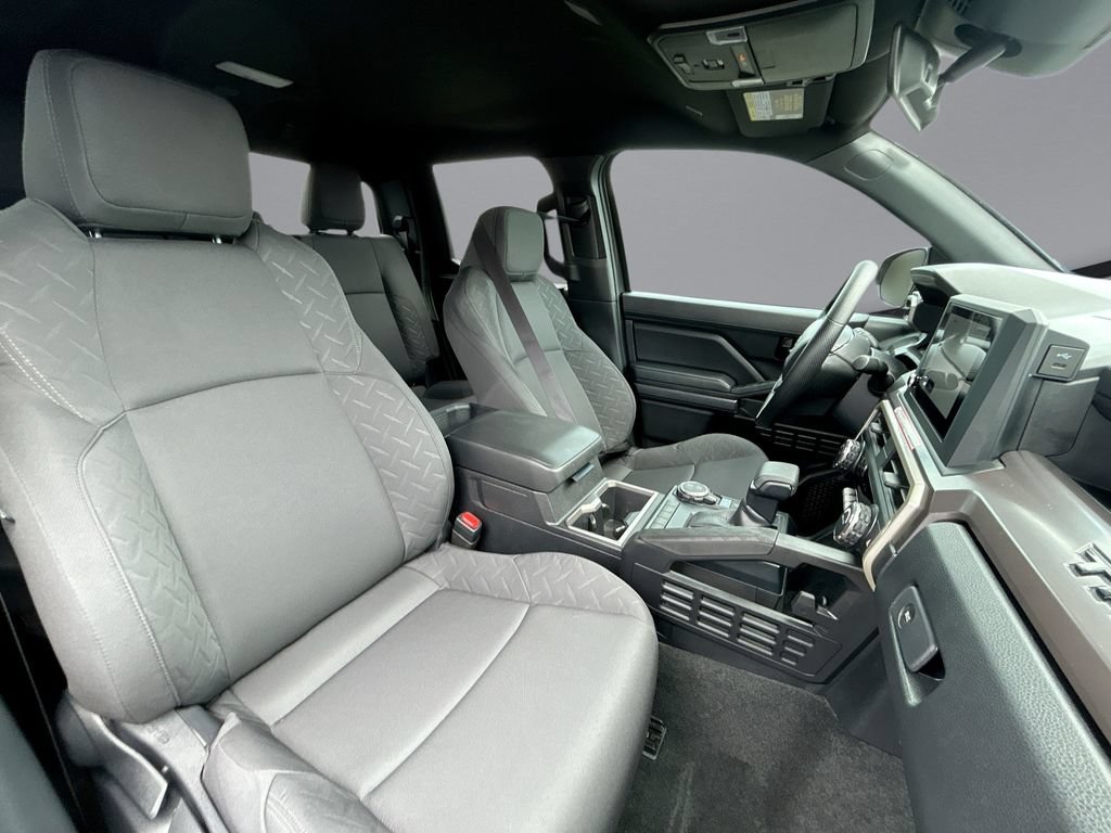Used 2025 Toyota Tacoma SR5 AWD/4WD image 30