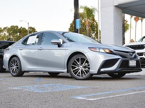 Used 2024 Toyota Camry SE image 2