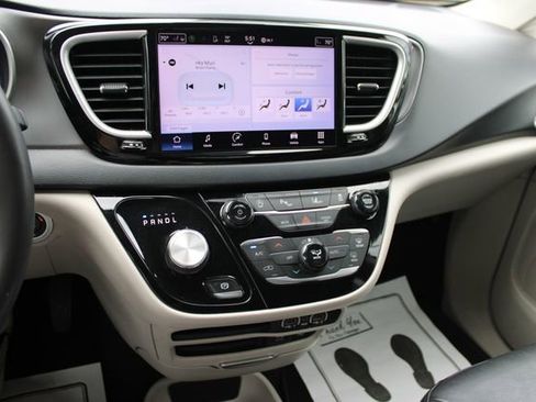 Used 2022 Chrysler Pacifica Touring-L FWD image 17