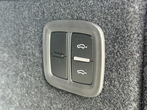 Used 2025 Porsche Macan 4S Electric AWD/4WD image 15