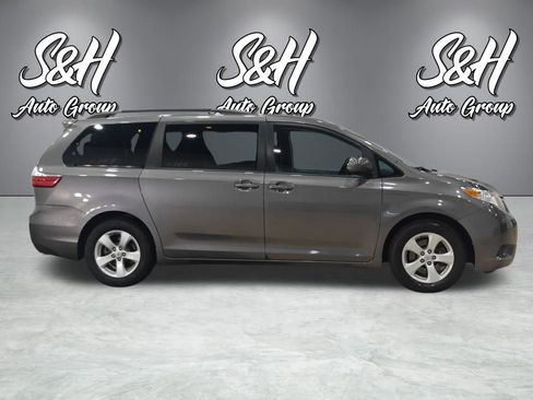 Used 2015 Toyota Sienna LE image 18