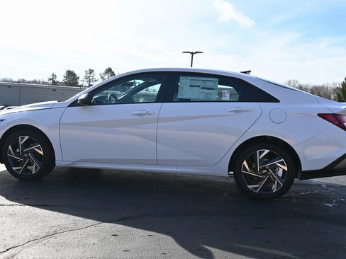 Certified 2025 Hyundai Elantra Sport image 4