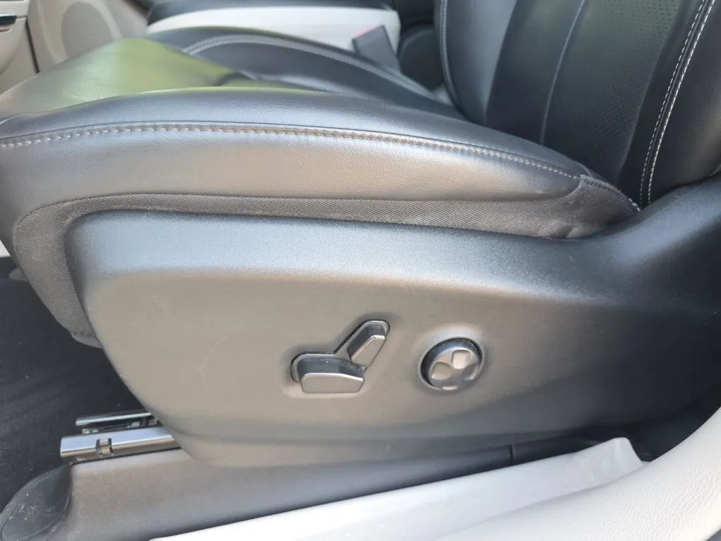 Used 2023 Chrysler Pacifica Touring-L FWD image 14