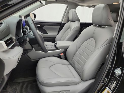 Used 2023 Toyota Highlander XLE AWD/4WD image 15