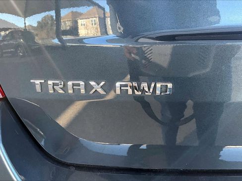 Used 2022 Chevrolet Trax LT w/ LT Convenience Package image 9