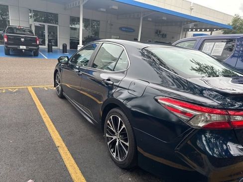 Used 2018 Toyota Camry SE w/ Moonroof Package FWD image 19