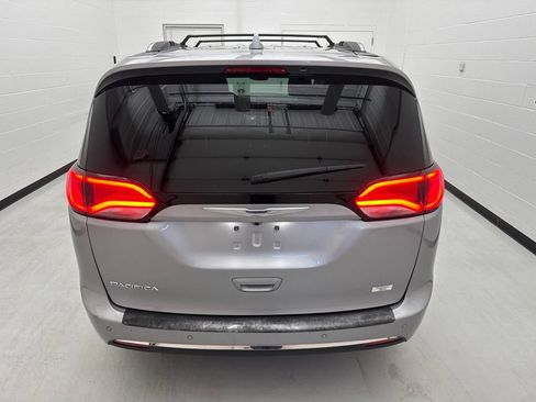 Used 2020 Chrysler Pacifica Touring-L FWD image 5