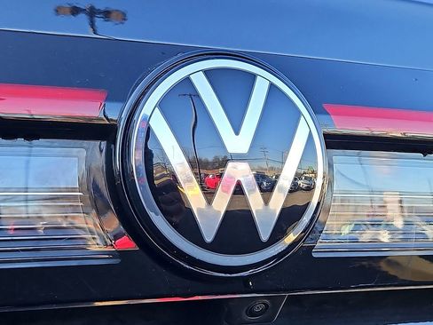 Certified 2025 Volkswagen Taos SE w/ Panoramic Sunroof Package image 32