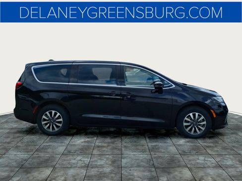Used 2024 Chrysler Pacifica Limited FWD image 2
