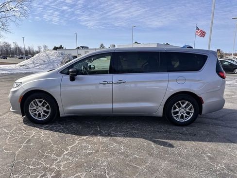 Used 2024 Chrysler Pacifica Touring-L image 2