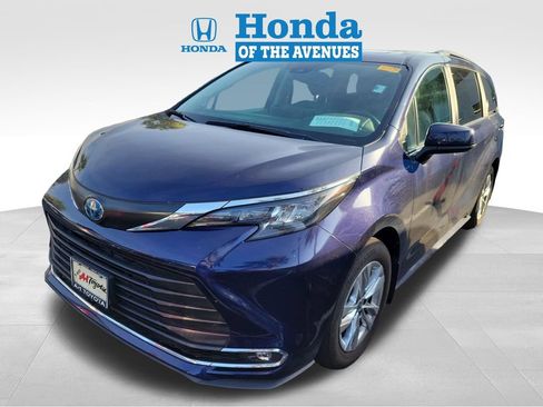 Used 2024 Toyota Sienna XLE w/ XLE Plus Package AWD/4WD image 3