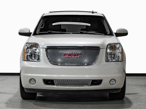 Used 2014 GMC Yukon Denali RWD image 3