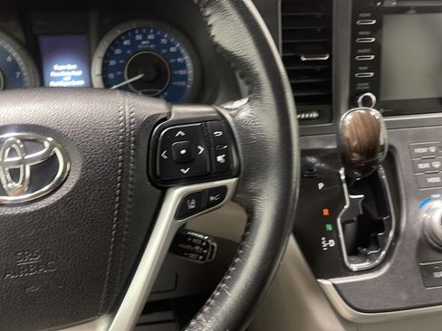 Used 2020 Toyota Sienna XLE FWD image 7