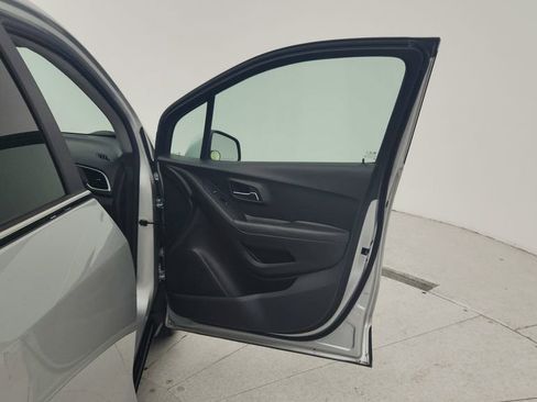 Used 2019 Chevrolet Trax LT w/ LT Convenience Package FWD image 25