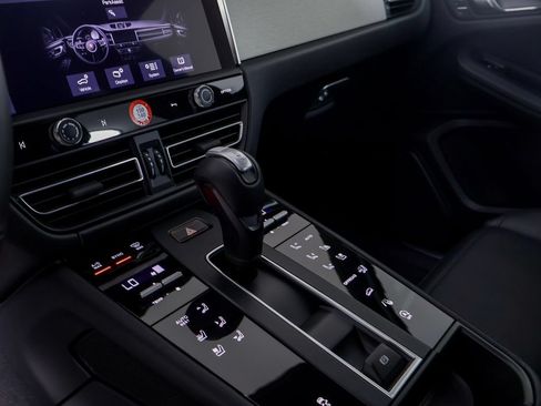Certified 2026 Porsche Macan AWD/4WD image 27