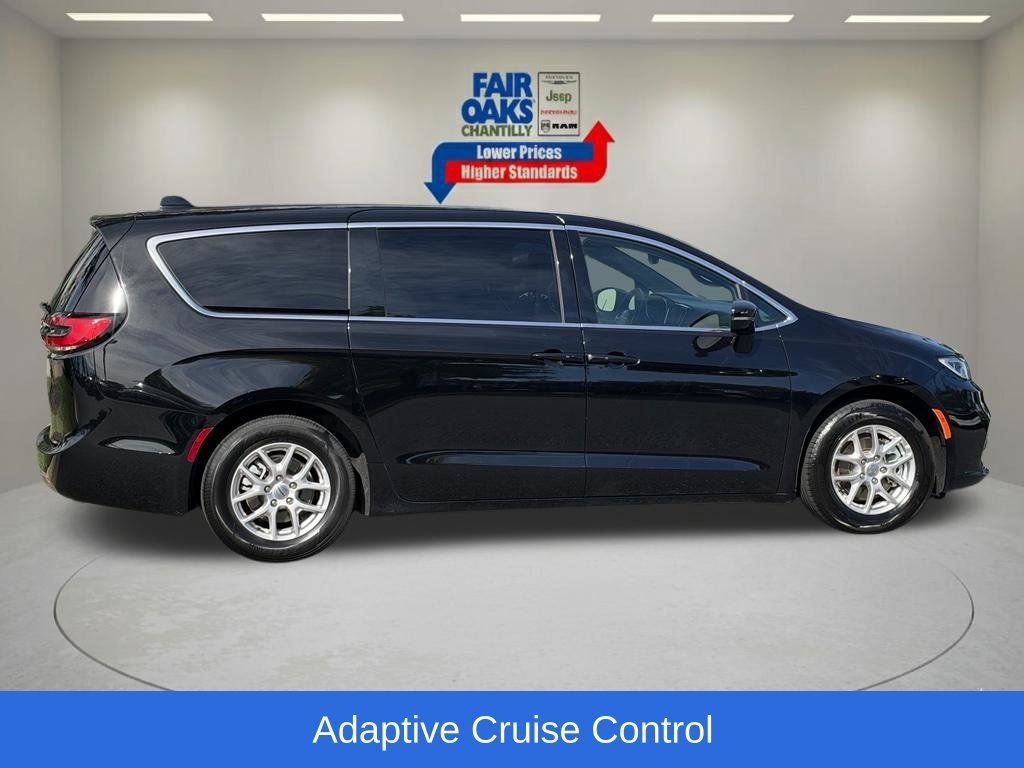 Used 2025 Chrysler Pacifica Select FWD image 7
