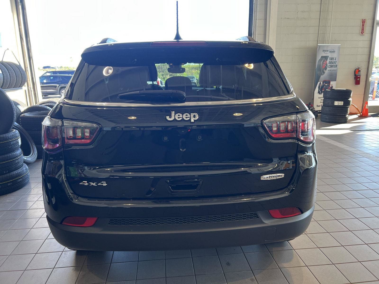 Used 2023 Jeep Compass Latitude w/ Convenience Group AWD/4WD image 6