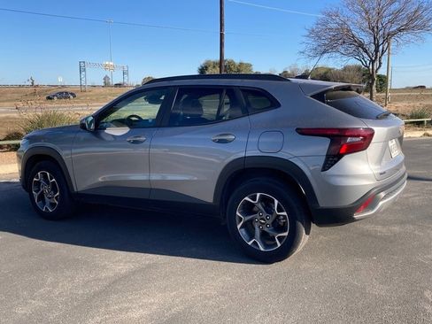 Used 2025 Chevrolet Trax LT w/ LT Convenience Package image 6