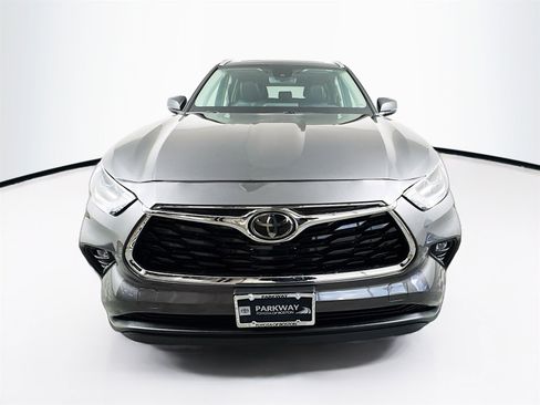 Used 2023 Toyota Highlander XLE image 2