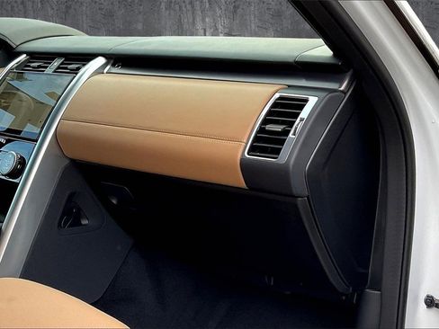 Used 2024 Land Rover Discovery Metropolitan Edition image 26