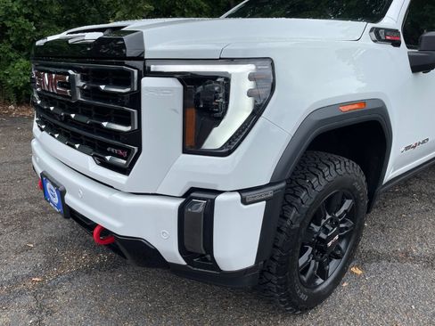 Used 2024 GMC Sierra 2500 AT4 w/ AT4 Premium Plus Package AWD/4WD image 11
