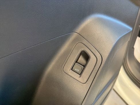 Used 2023 Volkswagen Atlas Cross Sport SE image 39