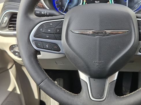 Used 2023 Chrysler Pacifica Limited FWD image 21