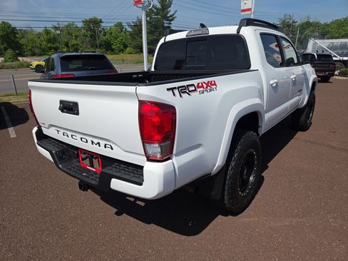 Used 2017 Toyota Tacoma TRD Sport w/ Tow Package (A/T) AWD/4WD image 3