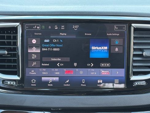 Used 2023 Chrysler Pacifica Touring-L image 5