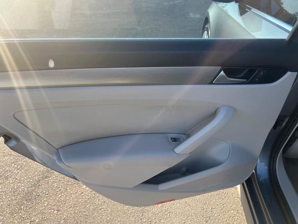 Used 2015 Volkswagen Passat TDI SE FWD image 13