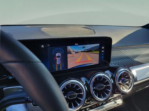 Used 2025 Mercedes-Benz GLB 250 image 22