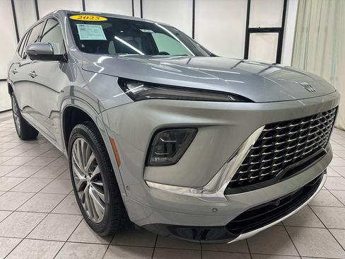 Used 2025 Buick Enclave Avenir image 2