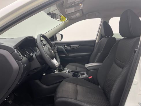 Used 2017 Nissan Rogue SV AWD/4WD image 16
