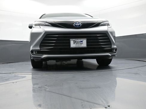 Used 2025 Toyota Sienna XLE Woodland Edition AWD/4WD image 29