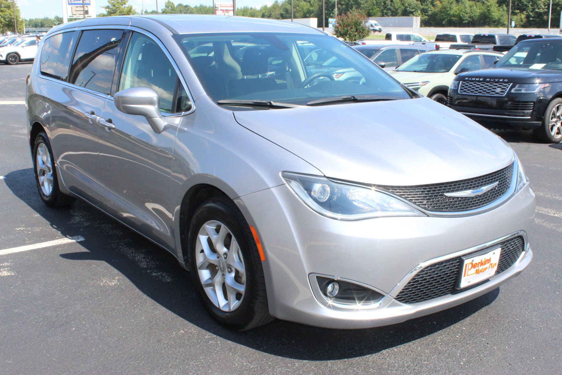 Used 2019 Chrysler Pacifica Touring Plus w/ Tire & Wheel Group FWD image 4