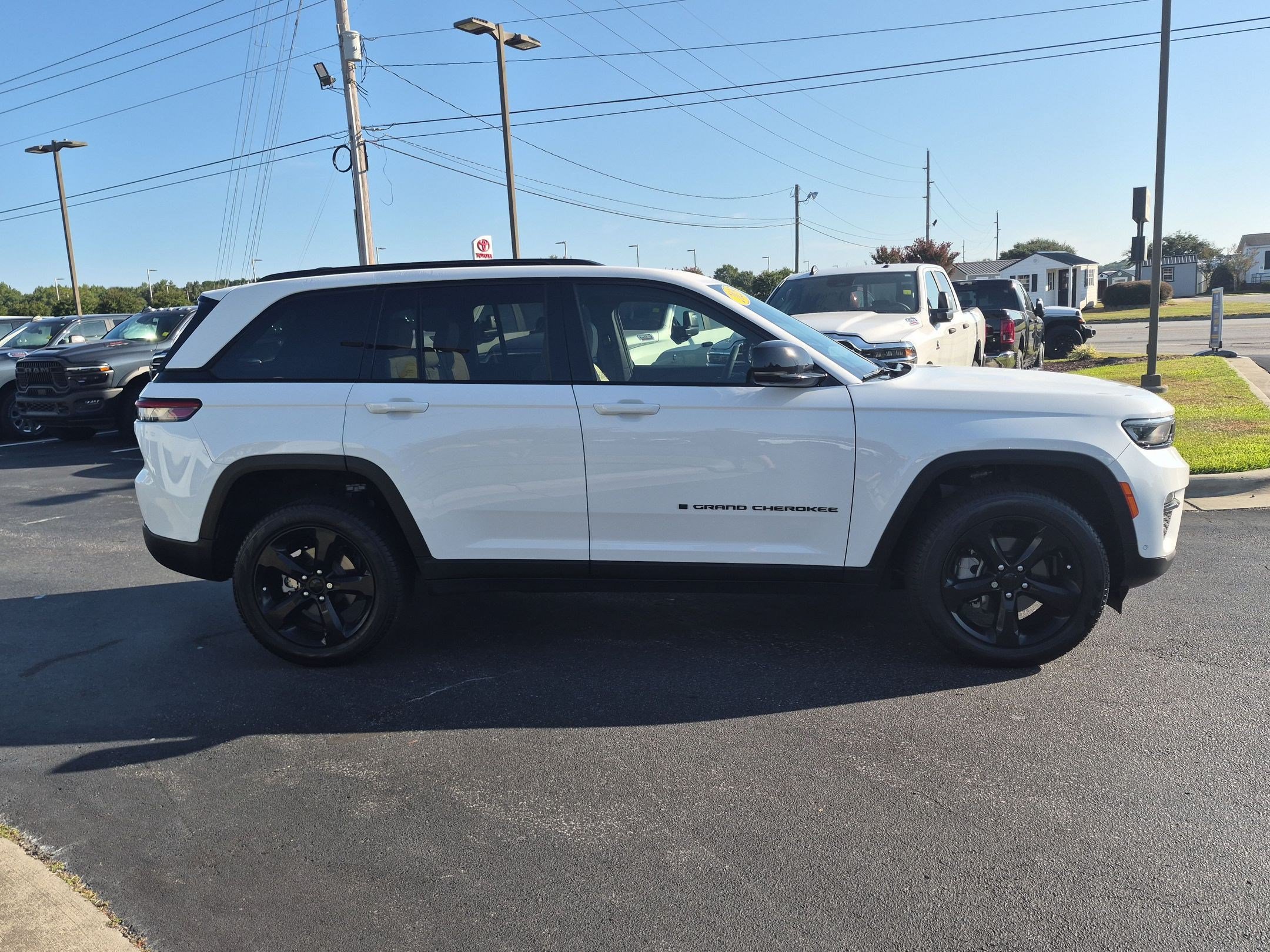 Used 2025 Jeep Grand Cherokee Limited w/ Luxury Tech Group II AWD/4WD image 2