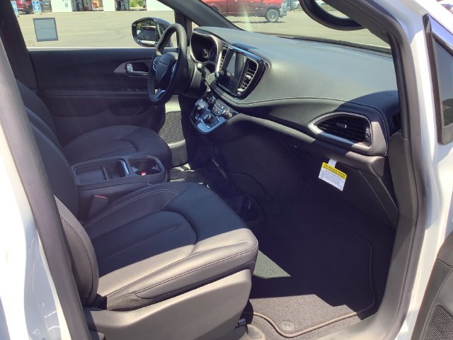 New 2027 Chrysler Pacifica Select FWD image 36