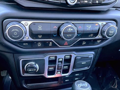 Used 2018 Jeep Wrangler Unlimited Sahara image 35