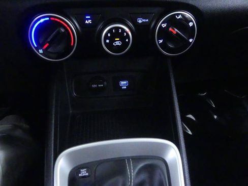 Used 2021 Hyundai Venue SE FWD image 13