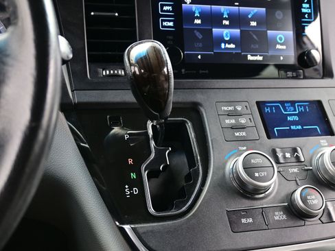 Used 2017 Toyota Sienna Limited Premium image 23