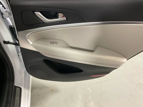 Used 2025 Genesis G70 2.5T image 14