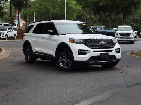 Used 2023 Ford Explorer XLT w/ Equipment Group 202A RWD image 2